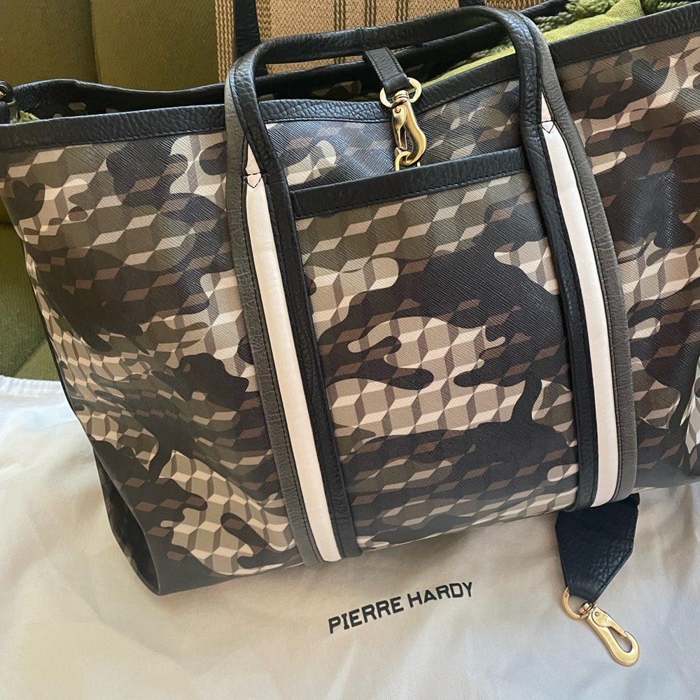STUNNING PATTERN: Pierre Hardy bag